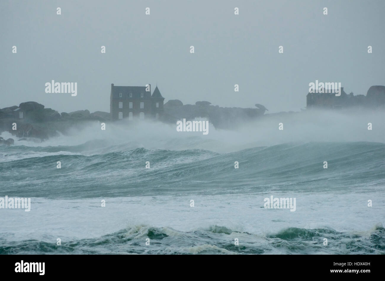 Stürmische See bei Munitionsdepot, Bretagne Stockfoto