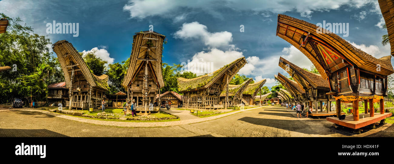 Panorama-Foto von Tongkonans Saddleback Dächer und dem kleinen Platz in Kete Kesu, Toraja Region in Sulawesi, Indonesien. Stockfoto