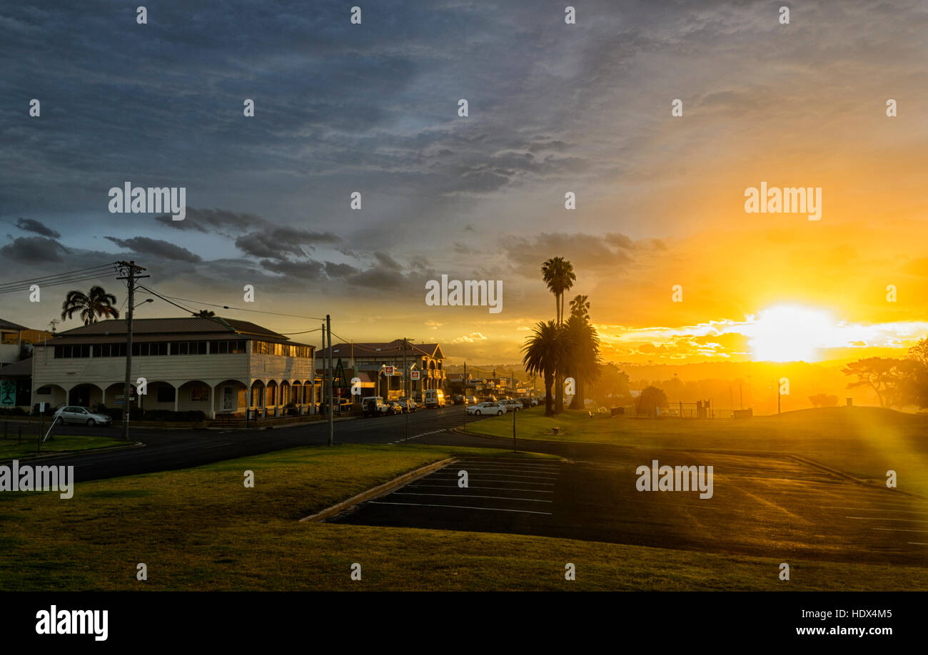 Atmosphärische Sonnenuntergang über der kleinen Küstenstadt Bermagui, Sapphire Coast, South Coast, New South Wales, NSW, Australien Stockfoto