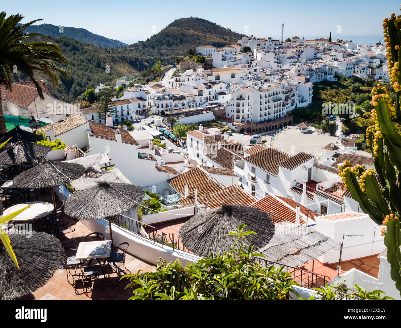 Blick von der Dachterrasse auf das weiße Dorf am Hang, Pueblo Blanco, von Frigiliana, Malaga, Anadalusia, Spanien. Stockfoto