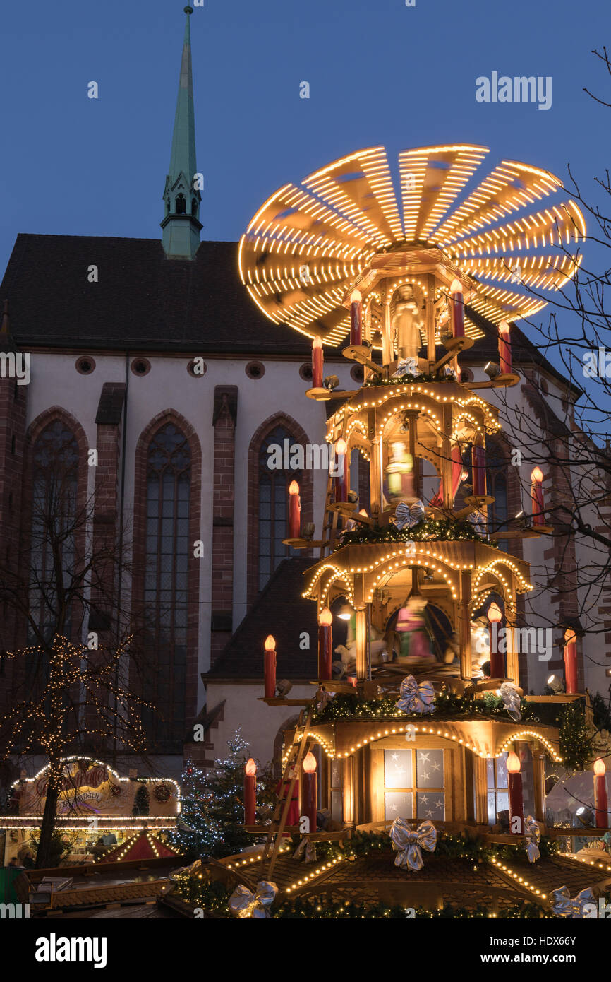 Schweiz, Basel-Stadt, große Weihnachtspyramide neben der Kirche  (Geschichtsmuseum), auf dem Weihnachtsmarkt Stockfotografie - Alamy