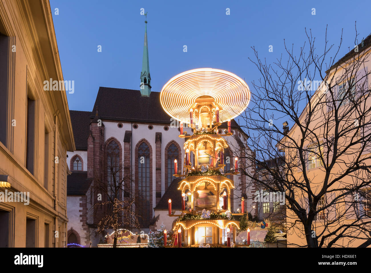 Schweiz, Basel-Stadt, große Weihnachtspyramide vor Kirche  (Geschichtsmuseum), auf dem Weihnachtsmarkt Stockfotografie - Alamy