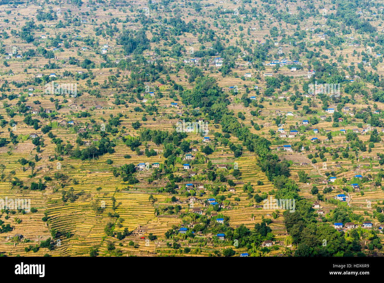 Luftaufnahme auf die landwirtschaftlichen Dorf Pfropfen mit Terrasse Felder Stockfoto