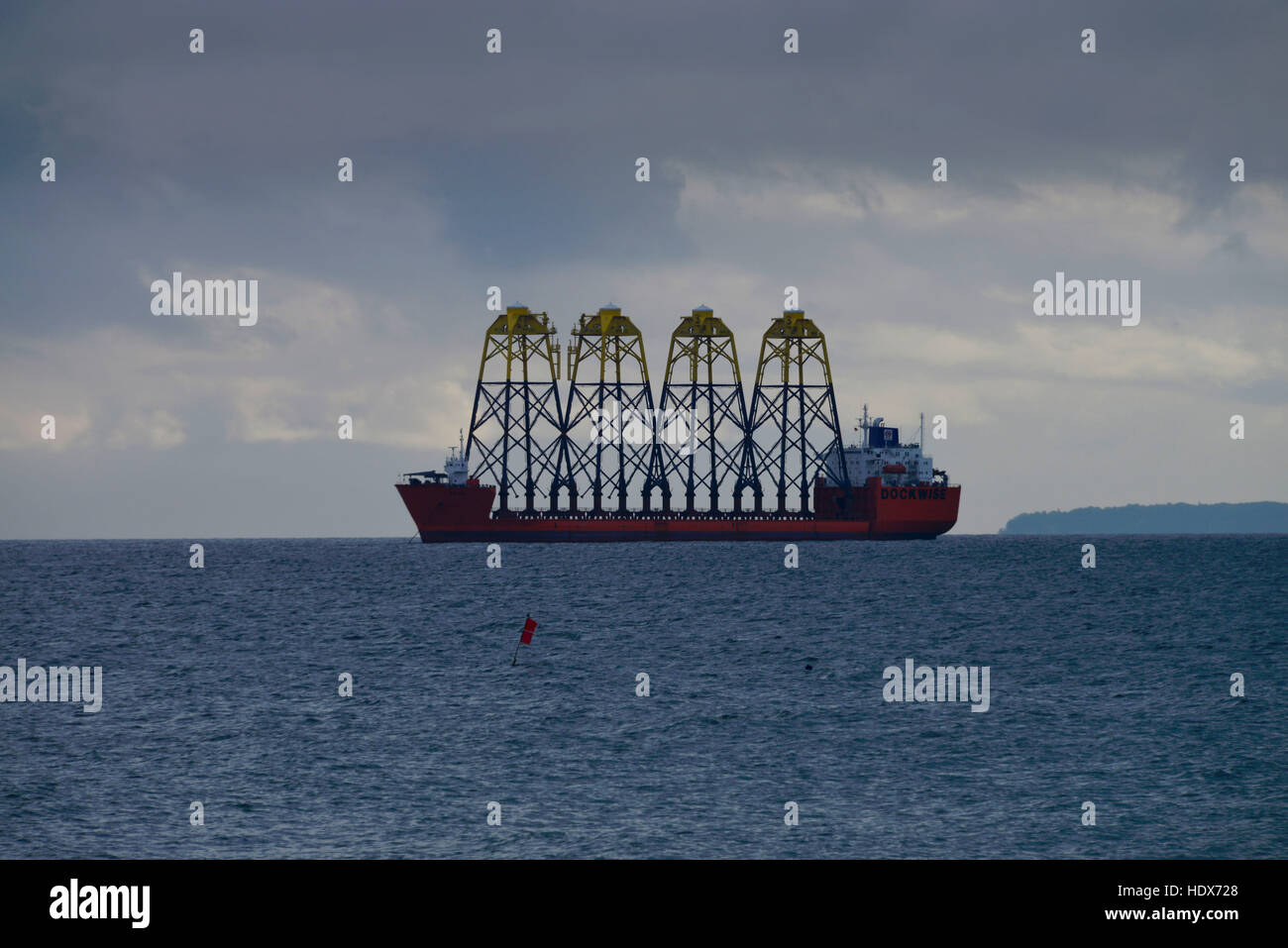 Schiff, Windrotoren, Fundamente, Rügen, Mecklenburg-Vorpommern, Deutschland Stockfoto