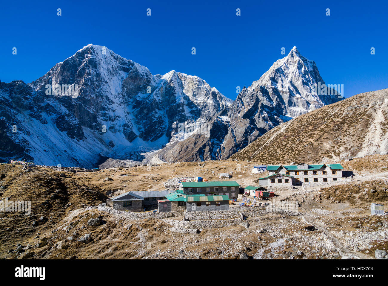 Blick auf das Dorf, die Berge um dughla Cho la in der Ferne Stockfoto
