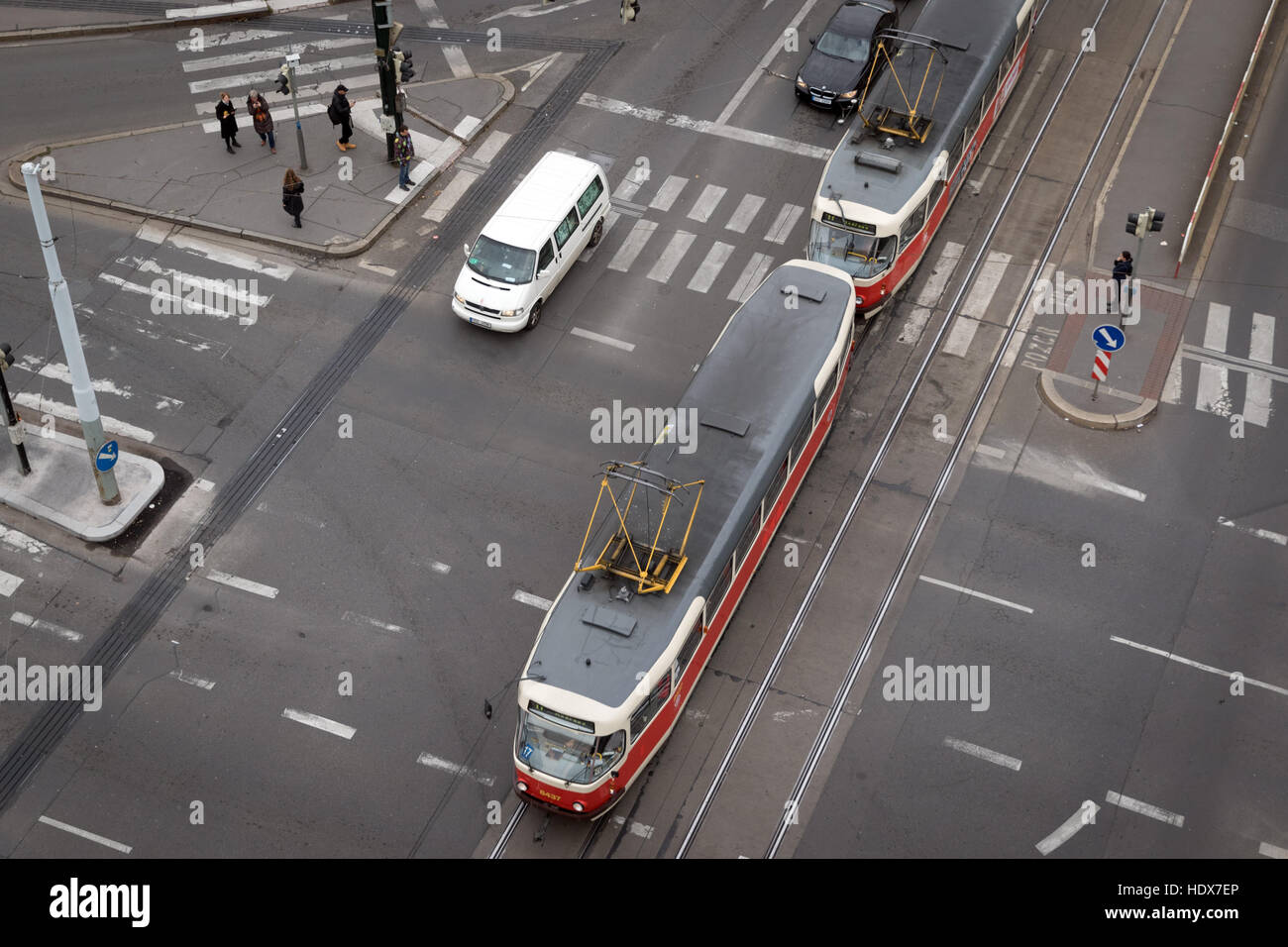 Straßenbahnen und Verkehr an einer Kreuzung in Prag Stockfoto