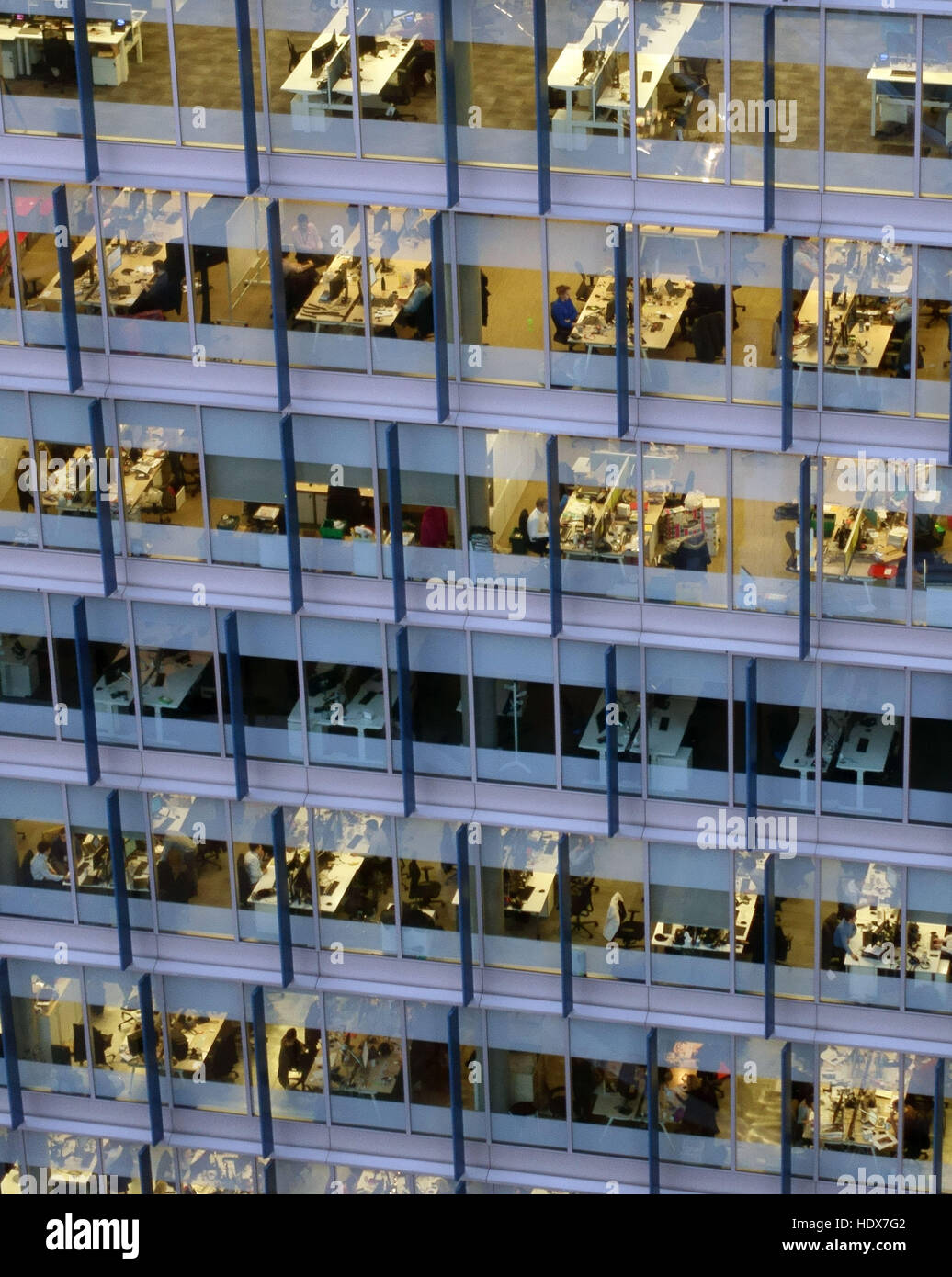 Ansicht von Arbeitnehmern in einem Bürogebäude im Zentrum von London Stockfoto