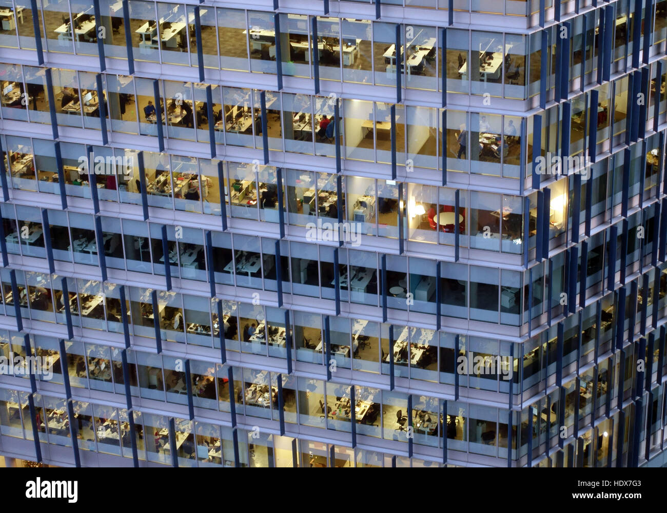 Ansicht von Arbeitnehmern in einem Bürogebäude im Zentrum von London Stockfoto