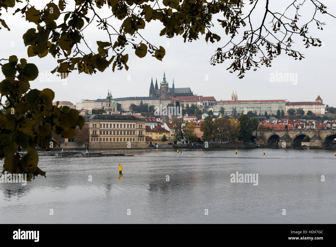 Die Moldau in Prag, mit der Karlsbrücke und Prager Burg in der Ferne Stockfoto