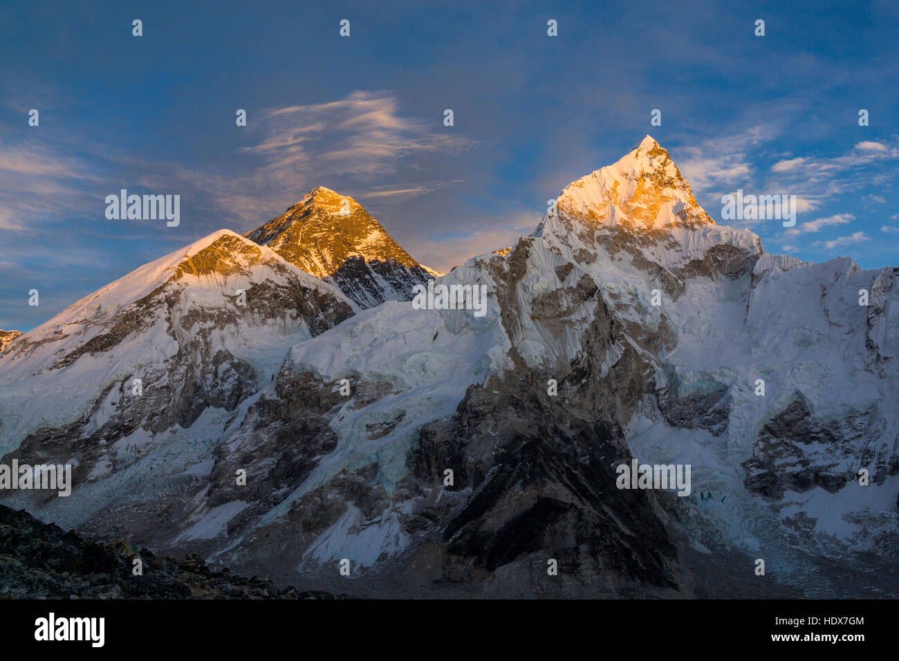 Das massiv von den Bergen rund um den Mt. Everest (8848m) und Nuptse (7861m) bei Sonnenuntergang gesehen aus Kala Pathar (5545m) Stockfoto