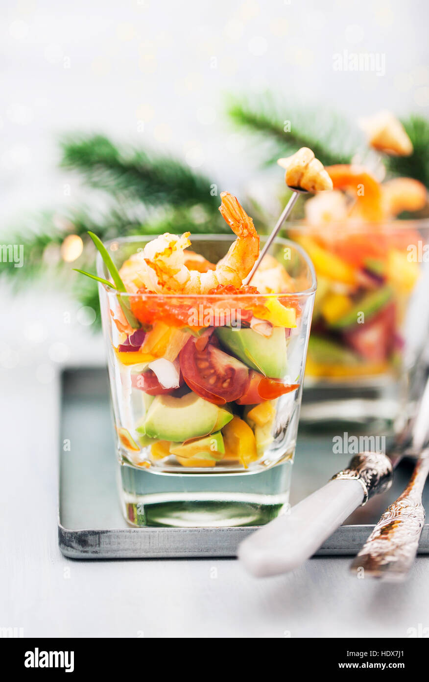 Garnelen, Avocado, Tomaten, Lachs und roten Kaviar cocktail Salat im Glas  serviert Stockfotografie - Alamy
