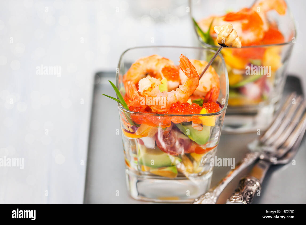 Garnelen Avocado Tomaten Lachs Und Roten Kaviar Cocktail Salat Im Glas Serviert Stockfotografie Alamy