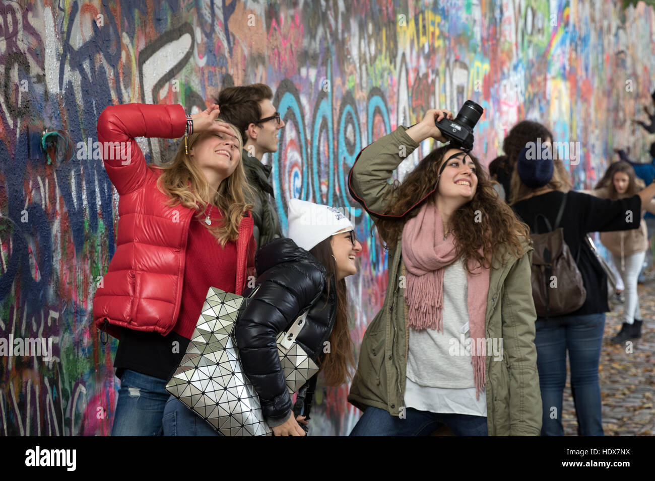Junge Besucher posieren vor dem John-Lennon-Mauer in Malá Strana, Prag Stockfoto