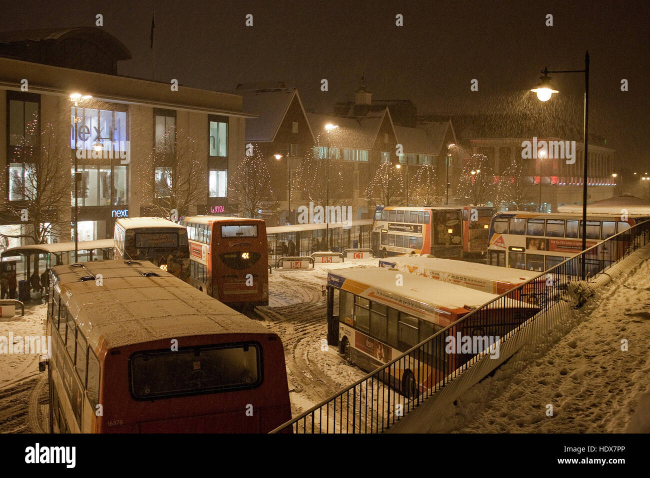 Öffentliche Verkehrsmittel in Schnee Sturm Bus Station Canterbury Kent Stockfoto