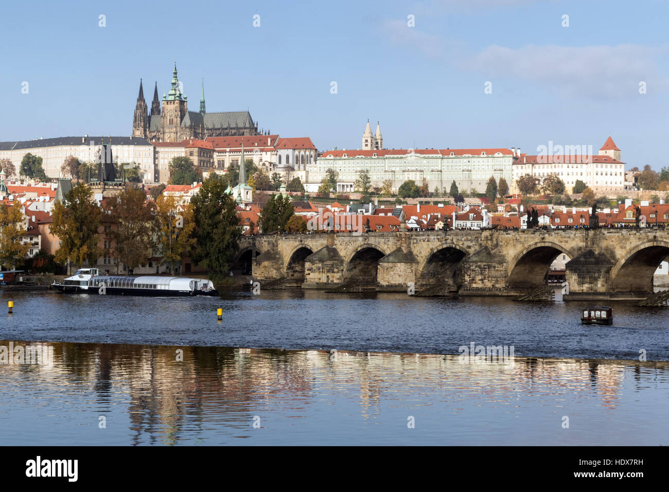 Die Karlsbrücke über die Moldau und die Prager Burg Stockfoto