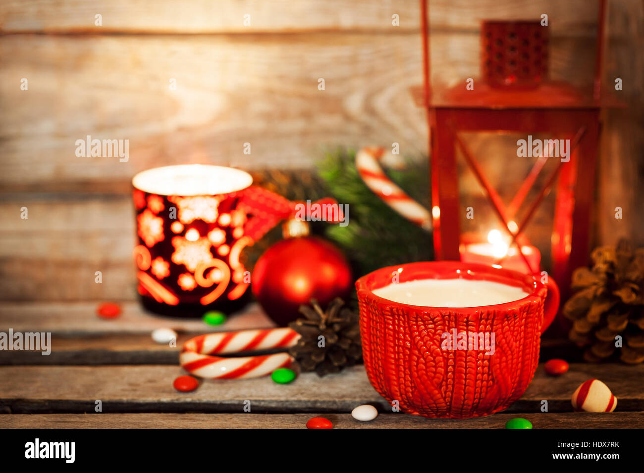 Weihnachten mal rote Tasse Milch und Laterne mit Kerze Licht, Festtagsdekorationen kopieren, Raum Stockfoto