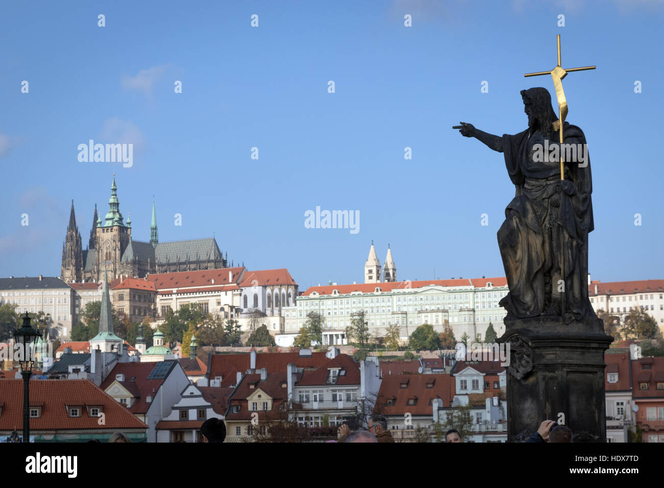 Die Statue von Johannes dem Täufer auf der Karlsbrücke, Prag, weist den Weg zur Prager Burg Stockfoto