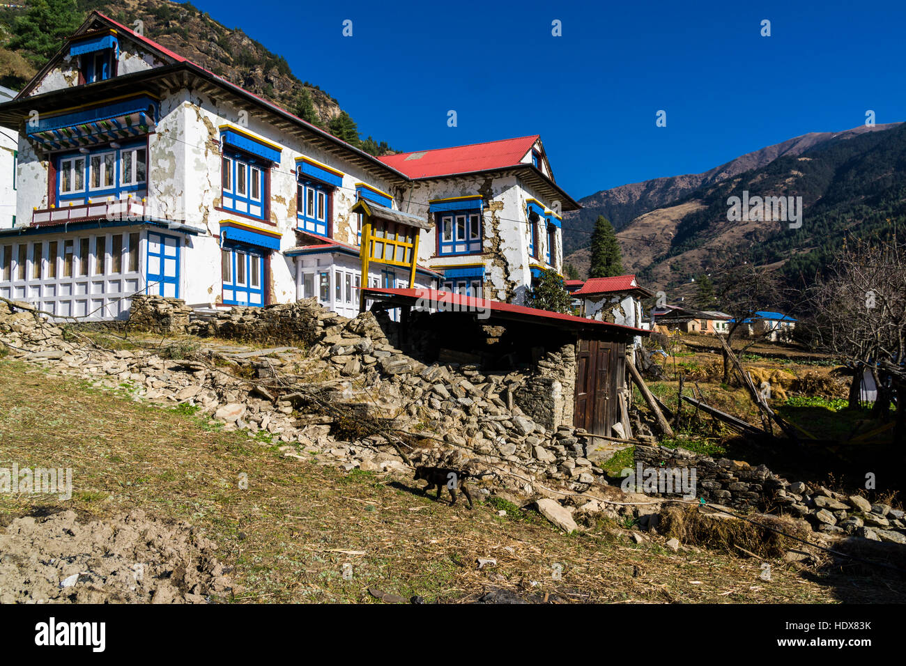 Viele der Dörfer Gebäude wurden schwer beschädigt, während des Erdbebens 2015 Stockfoto