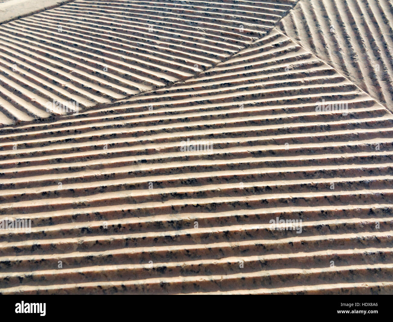 Nahaufnahme von Kilt eines Pharaos auf gefallenen Statue im Tempel der Mut der große in Karnak, Luxor, Ägypten Stockfoto