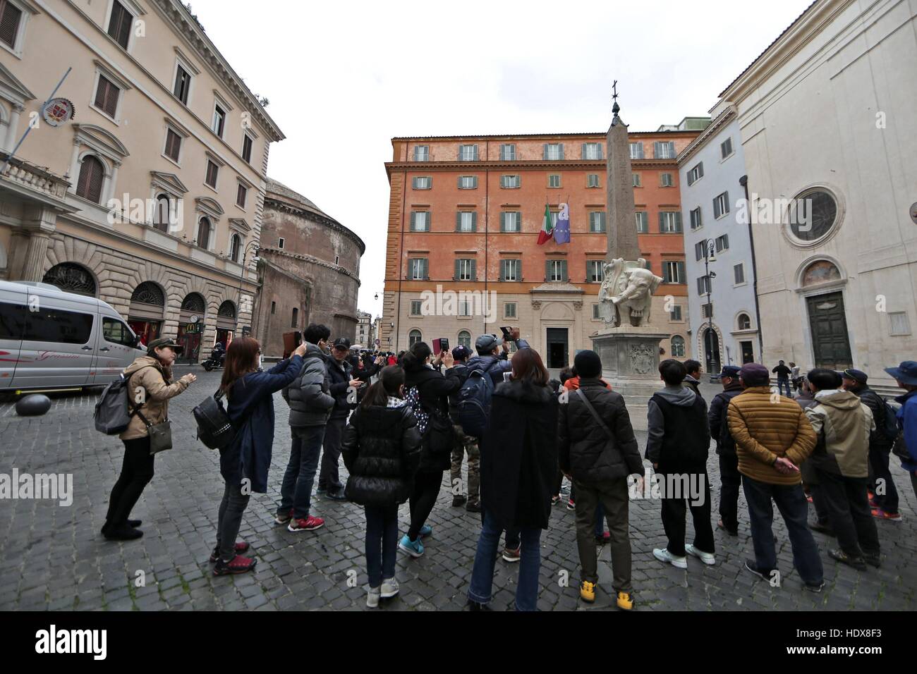 Gian Lorenzo Bernini Statue eines Elefanten und Obelisken, die durch Vandalen, mit Teil eines der Elefanten-Stoßzähne abgebrochen und das Stück in Piazza della Minerva, in der Nähe des Pantheon in Rom, Italien auf dem Sockel der Statue gefunden beschädigt wurde.  Wo: Rom Stockfoto