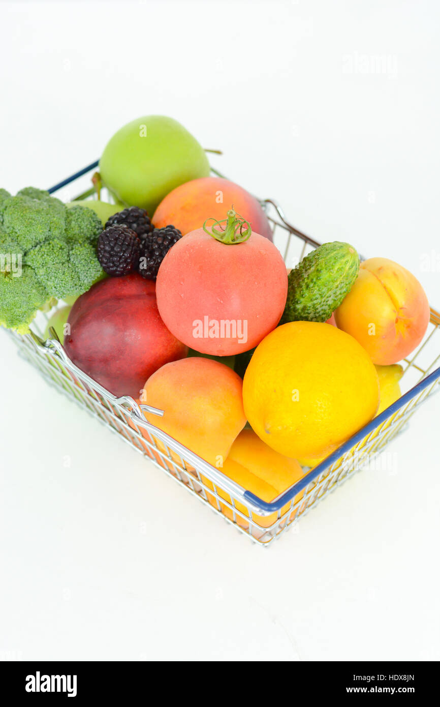 Frisches Obst und Gemüse Korb Stockfoto