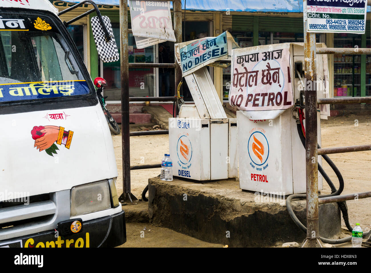 Geschlossene Tankstelle mit dem Zeichen für kein Benzin, keine Diesel während der Blockade 2015 der Indien - Nepal Grenze Stockfoto