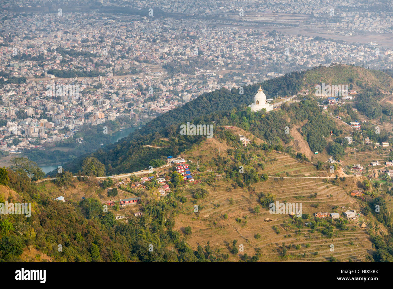 Luftaufnahme auf einem lokalen Dorf und die World Peace Stupa, Pokhara und einige Berge in der Ferne Stockfoto