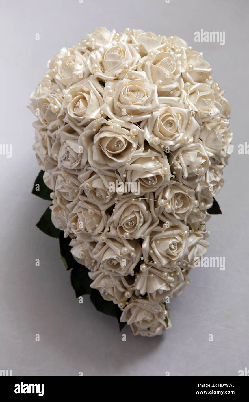 Ein Brautstrauß weiß/Creme Seidenstoff Rosen und Seed Perlen gemacht. Stockfoto