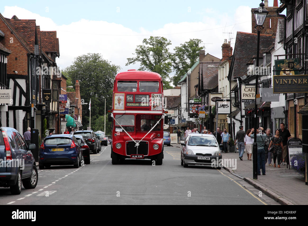 Ein Routemaster Doppeldecker London Bus als eine Hochzeit Fahrzeug in Stratford-upon-Avon. Stockfoto