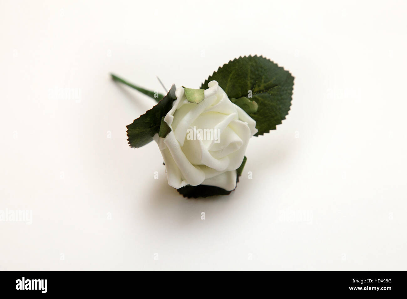 Eine weiße Rose als ein Knopfloch für eine Hochzeit oder andere Feier gebunden. Stockfoto