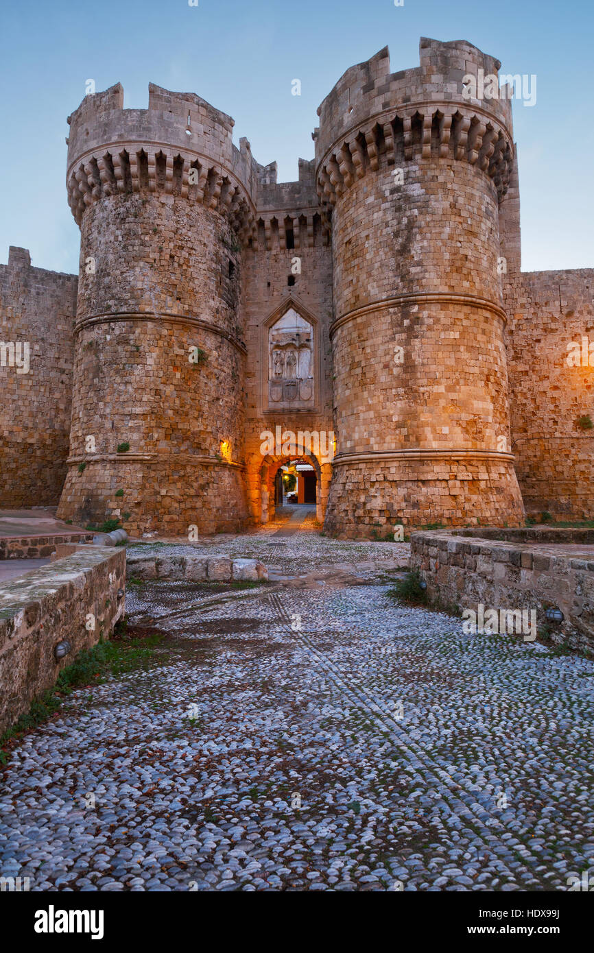 City Gate und die Stadtmauern der mittelalterlichen Stadt von Rhodos. Stockfoto