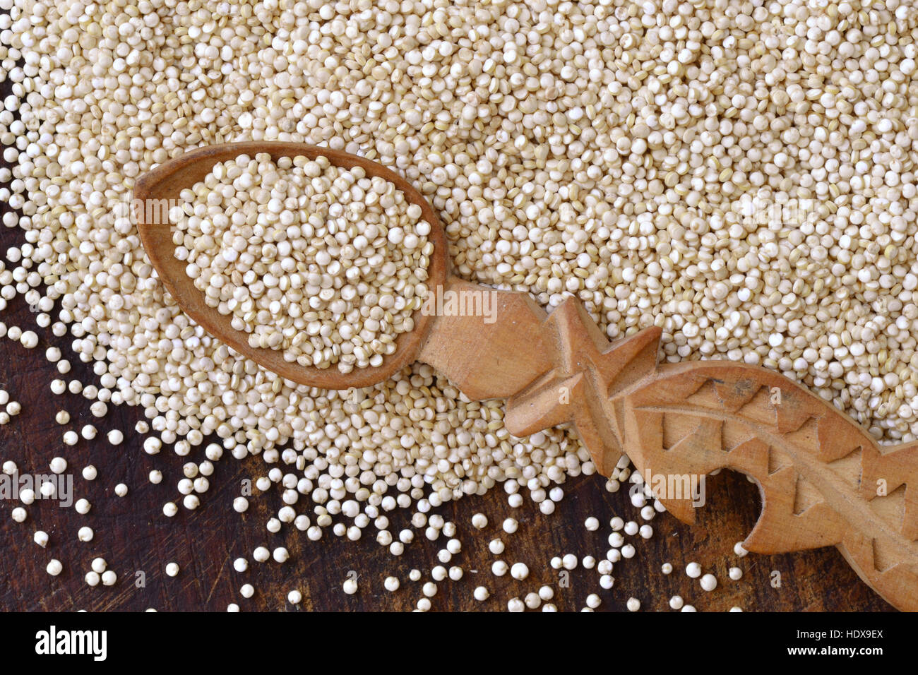 Quinoa Getreide und Holzlöffel Stockfoto