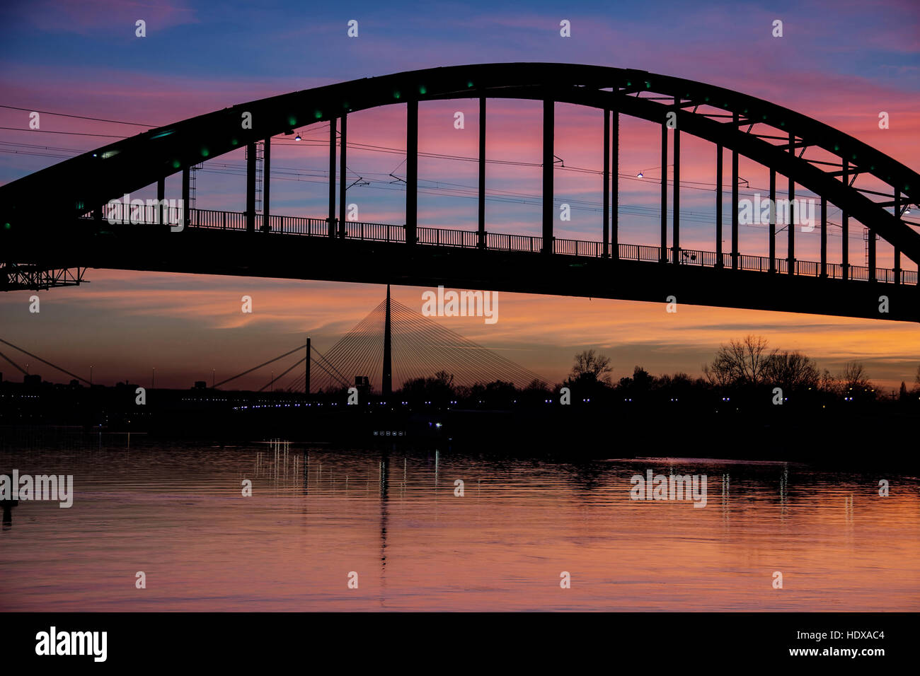 Belgrad, Serbien - Brücken über dem Fluss Sava bei Sonnenuntergang Stockfoto