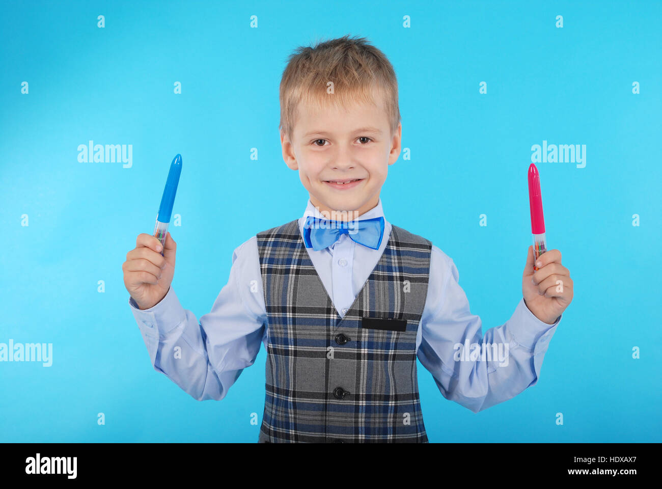 Schüler mit roten und blauen Stift. Fotos auf blauem Hintergrund Stockfoto