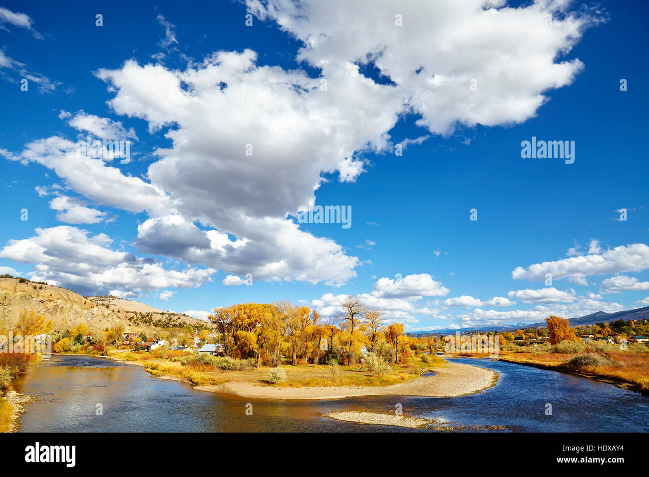 Wunderschöne Herbstlandschaft mit Eagle River, Colorado, USA. Stockfoto
