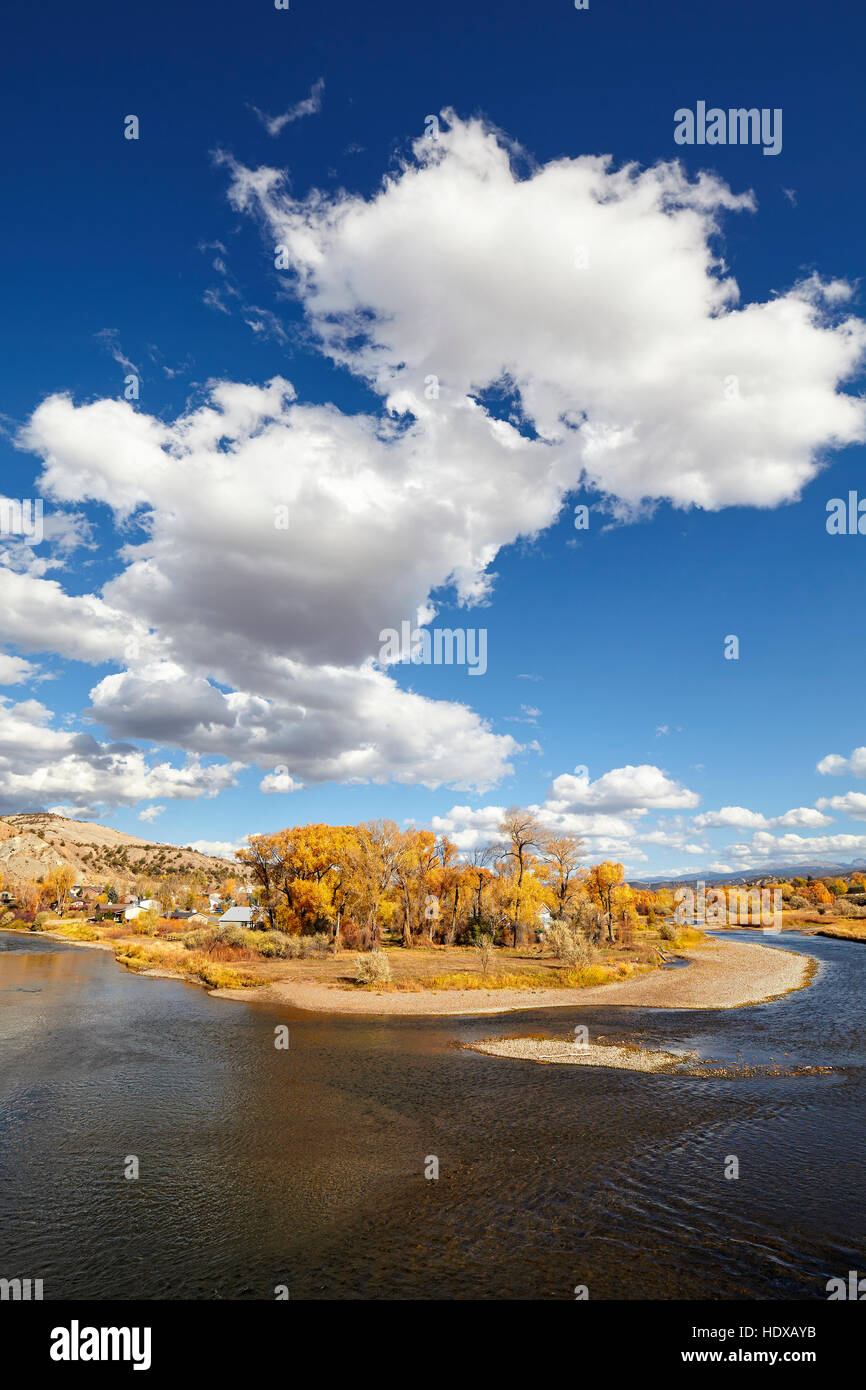 Wunderschöne Herbstlandschaft mit Eagle River, Colorado, USA. Stockfoto