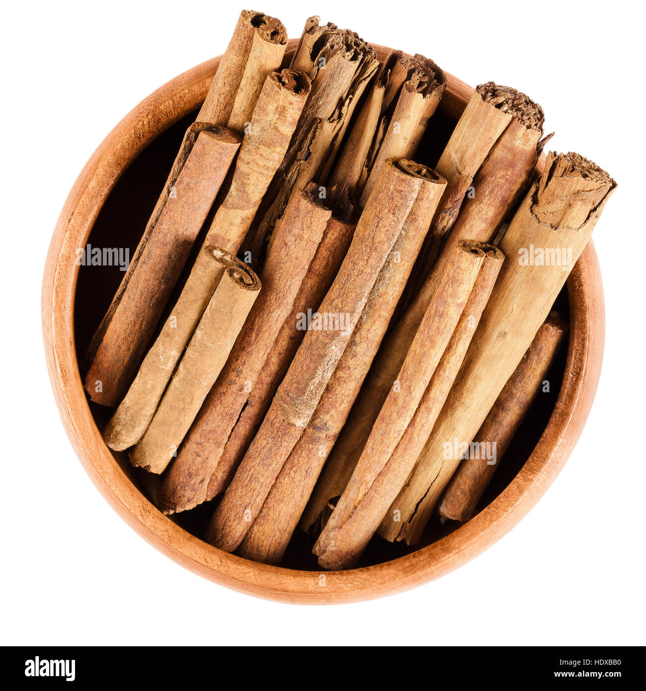 Zimtstangen in Holzschale. Rohe braune Stacheln aus inneren Rinde von Cinnamomum. Cassia, aromatische Gewürz als Gewürz verwendet. Stockfoto
