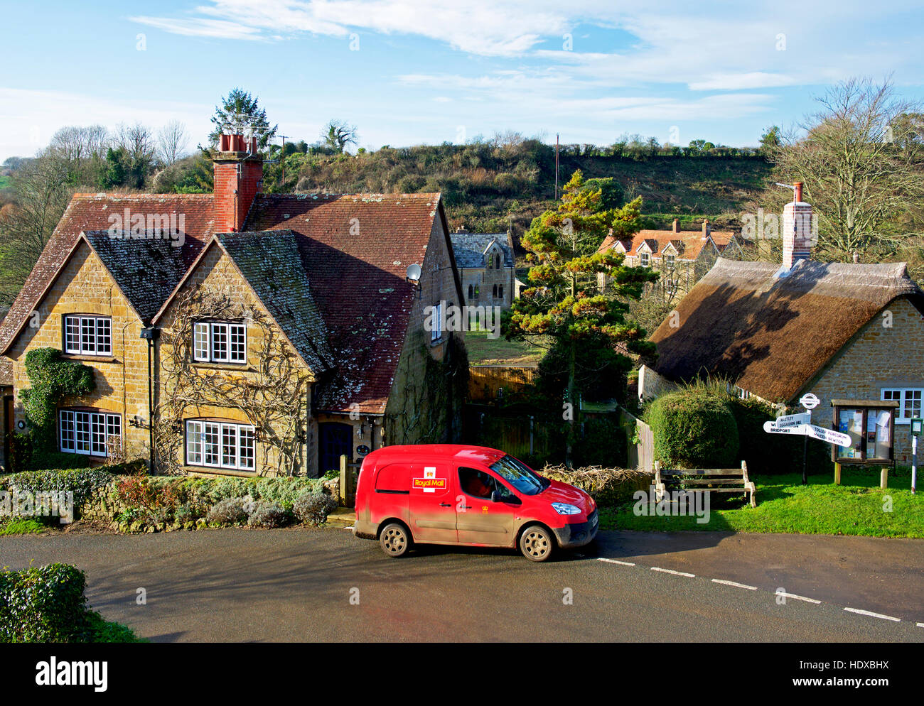 Royal Mail van geparkt im Dorf Loders, Dorset, England UK Stockfoto