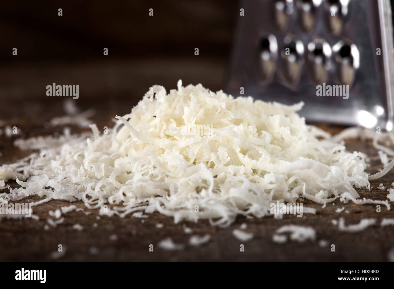 Frisch geriebener Parmesan-Käse auf Holztisch Stockfoto