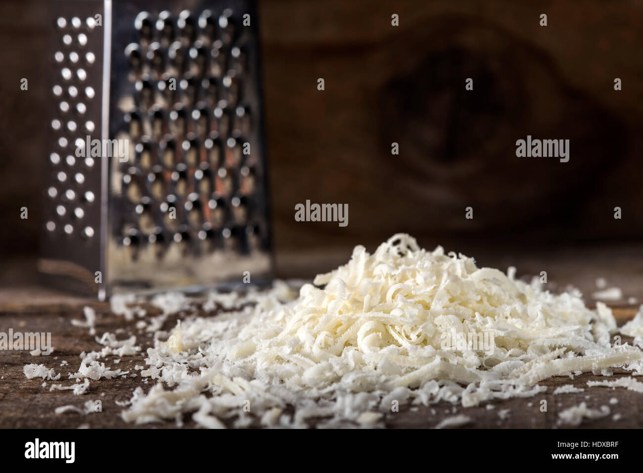 Frisch geriebener Parmesan-Käse auf Holztisch Stockfoto