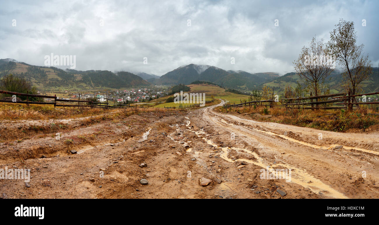 Schlammigen Boden nach Regen in Karpaten. Extreme Pfad ländliche unbefestigte Straße in den Hügeln Stockfoto