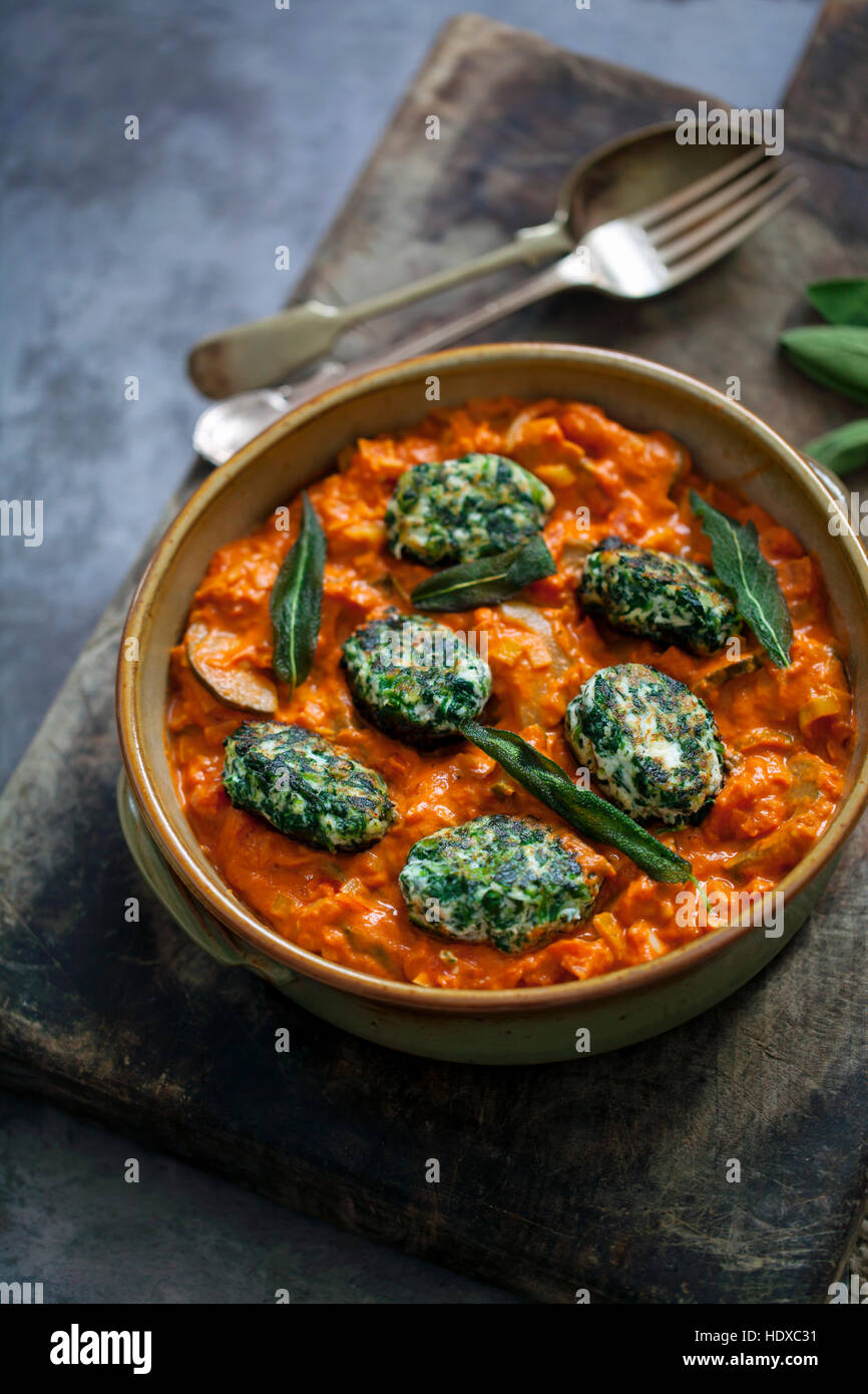 Spinat und Ricotta Teigtaschen in Tomaten-Zucchini-sauce ...
