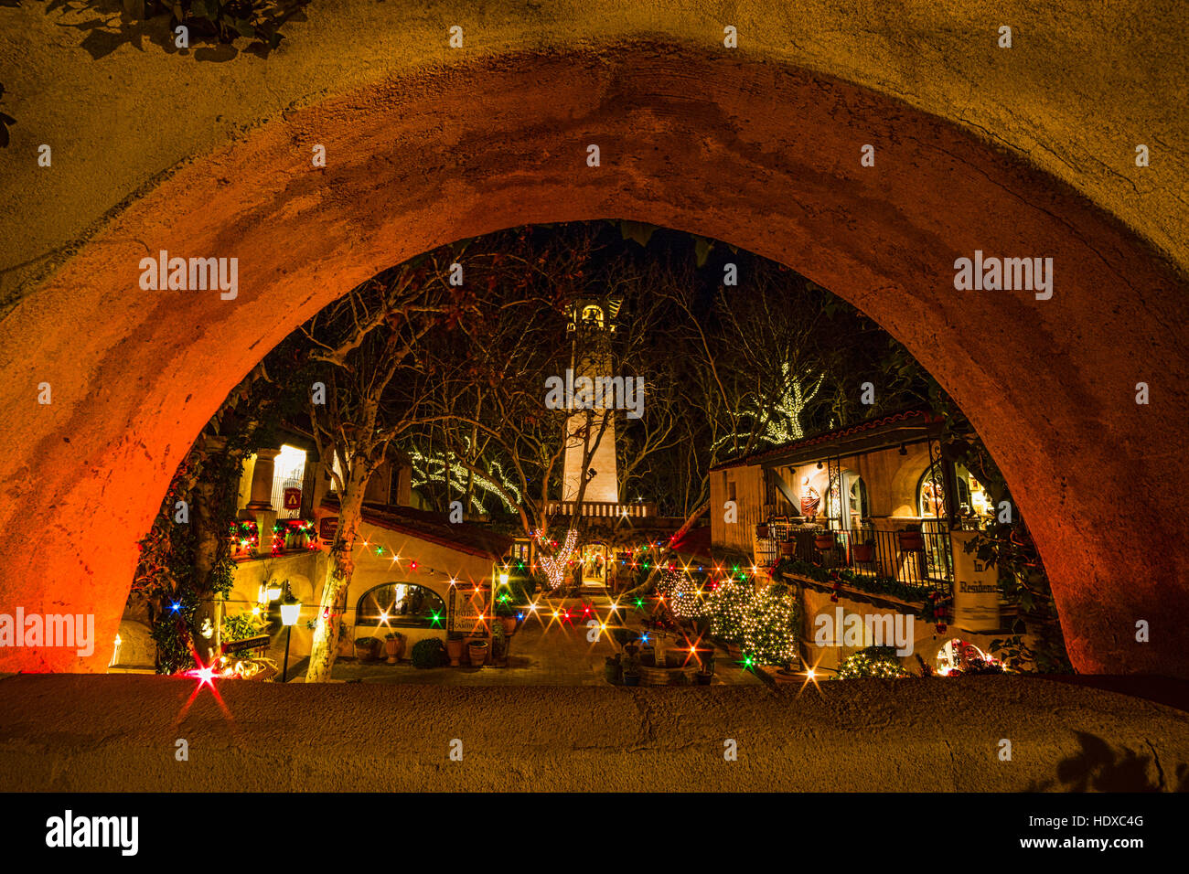 Weihnachtsbeleuchtung im Dorf Tlaquepaque Kunsthandwerk in Sedona, Arizona Stockfoto