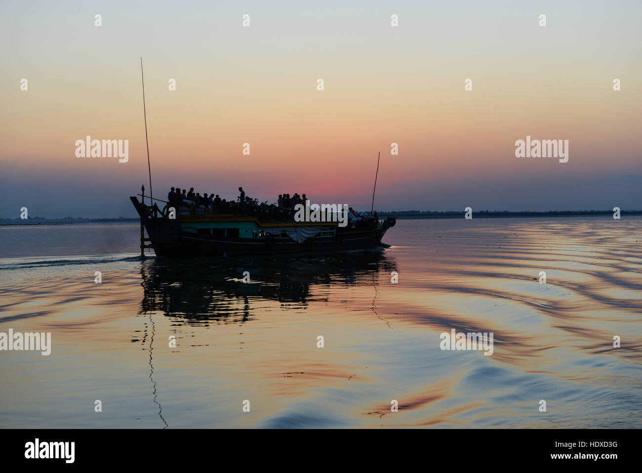 Eine überladene Fähre am Fluss Brahmaputra in Assam, Indien. Stockfoto