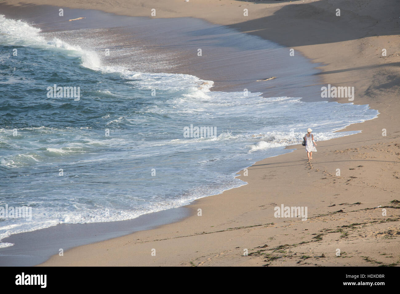 Koreanische Frau zu Fuß am Strand an der Ostsee in Sokcho, Südkorea Stockfoto