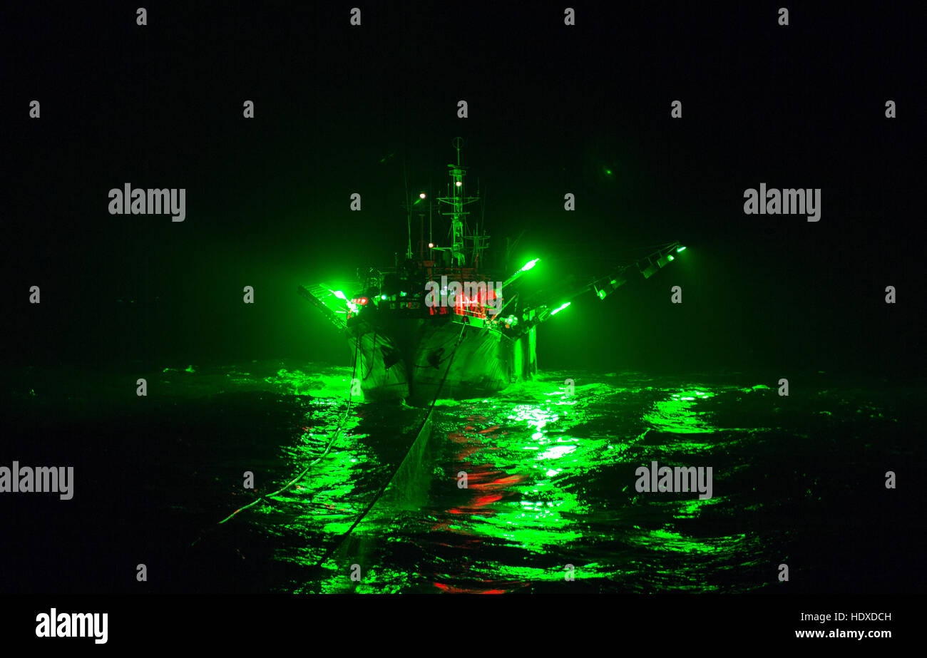 Das Fischereifahrzeug auf Vermutung-Kette, in der Nacht, im Licht Lampen, angeheizt. Stockfoto