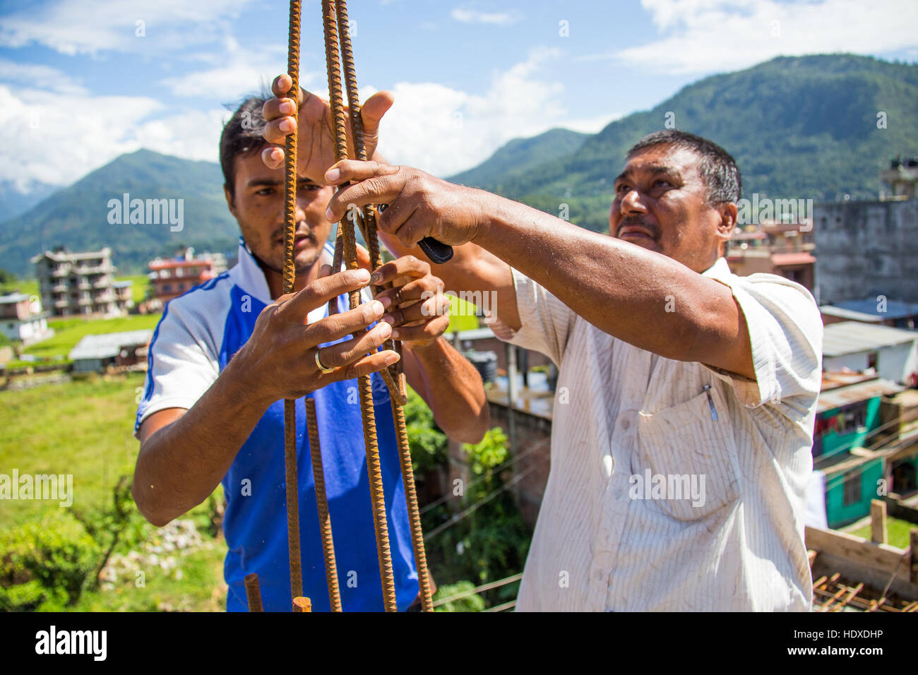 NGO ausgebildete Maurer Umbau eines Hauses mit sicherer Methoden, Nuwakot Bezirk von Nepal Stockfoto