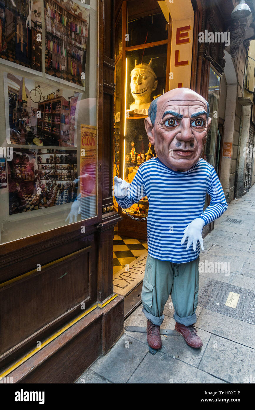 Eine Person steht vor einer Ladenfront ein Picasso Gleichnis Kostüm, einschließlich einen großen Kopf, in Barcelona, Spanien. Stockfoto