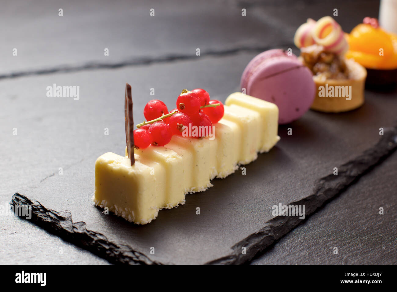 Gourmet-Dessert Süßigkeiten auf schwarzem Schiefer Stockfoto