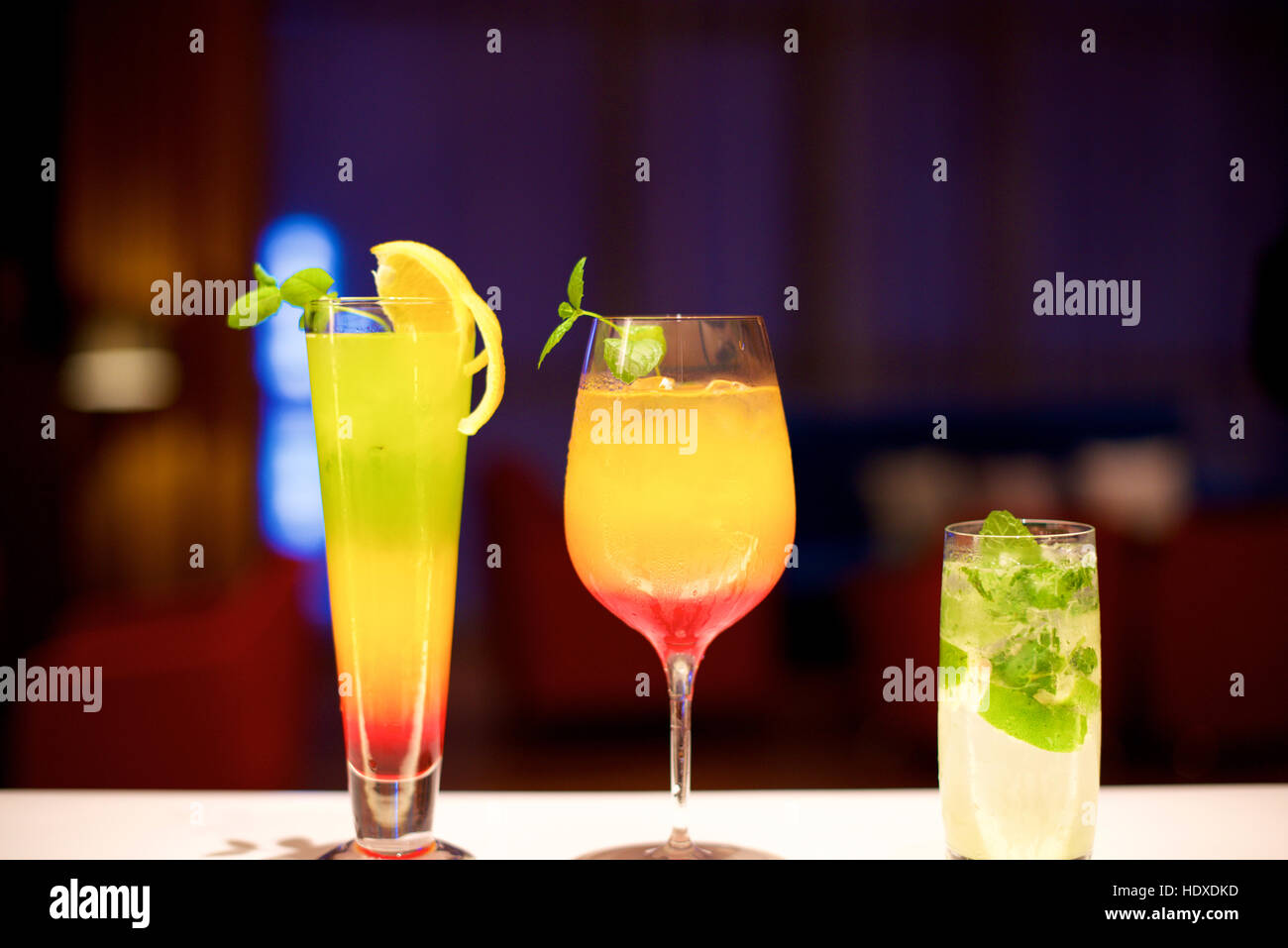 Verschiedene bunte Cocktails in der Bar Restaurant Stockfoto